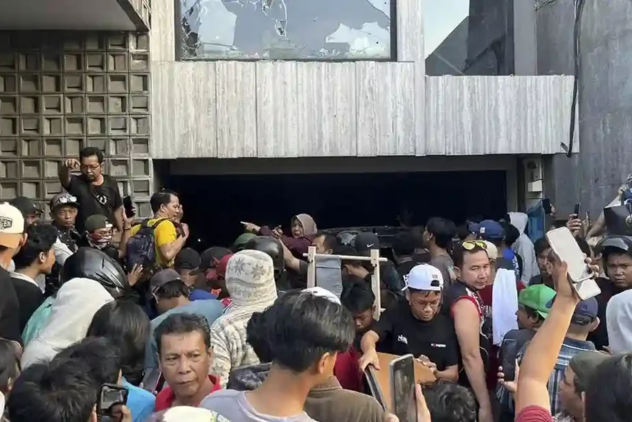 Penjarahan Rumah Sahroni