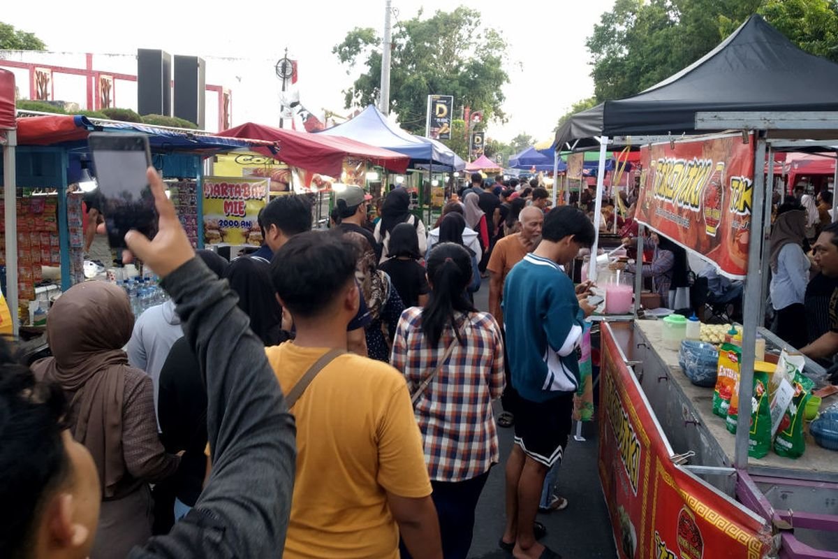Hari Perdana Bazar Takjil Kota Blitar Diserbu Warga Sejak Sore